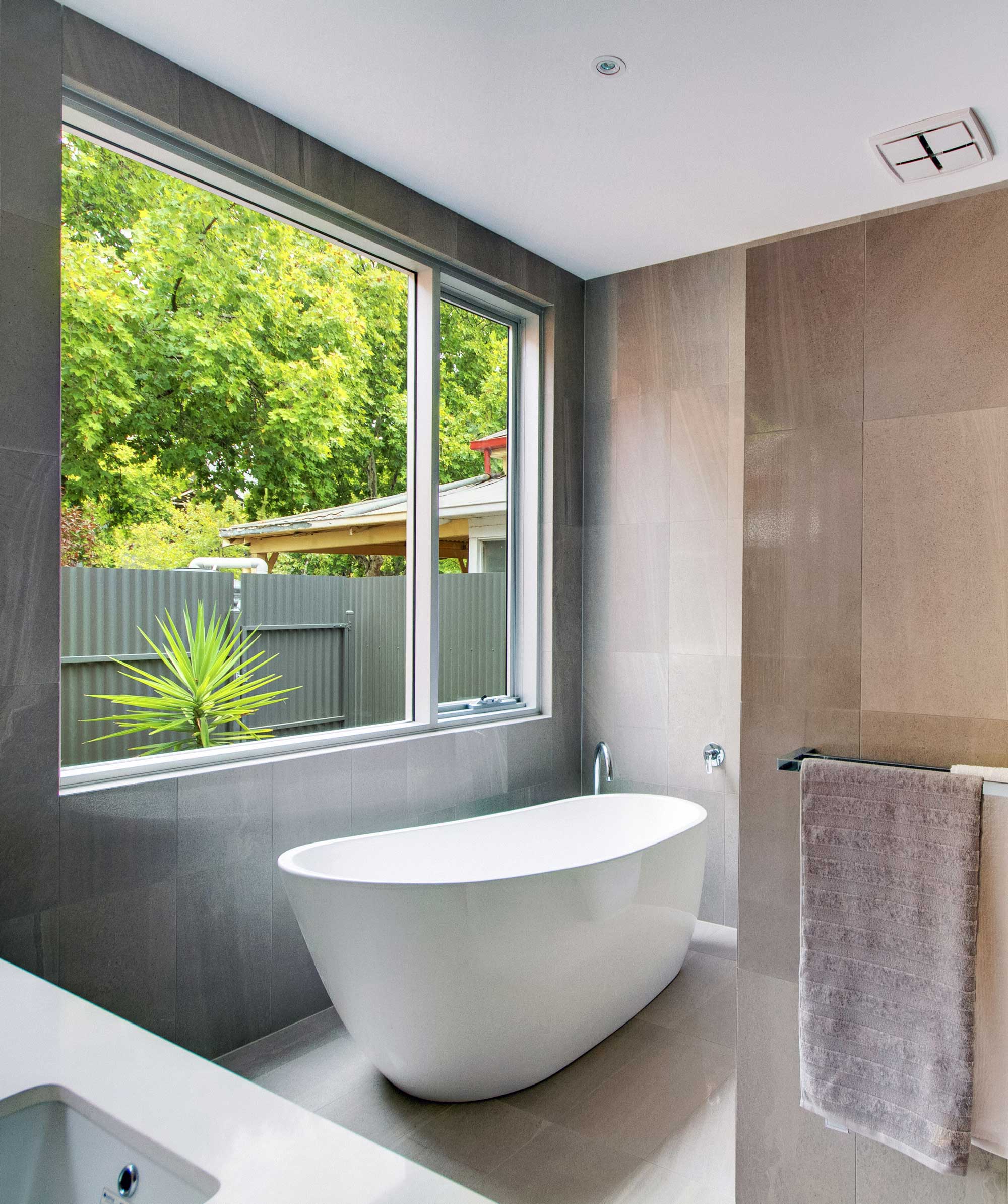 Arko 140 freestanding bath - White Gloss - with integrated slot overflow
